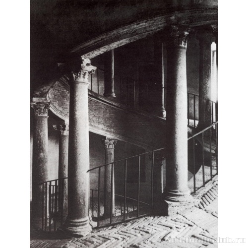 Вид на винтовую лестницу Бельведера