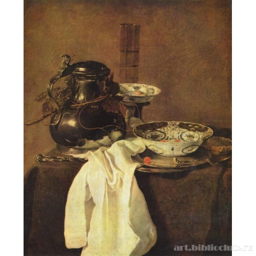 Натюрморт с оловянным кувшином и двумя фарфоровыми блюдами