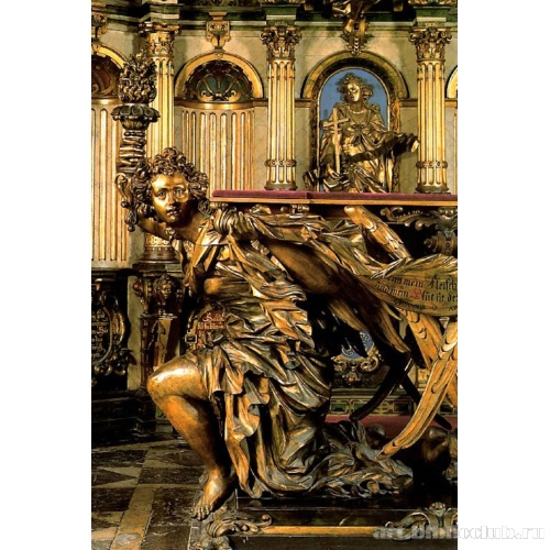 Фигура ангела с факелом. Деталь алтарного престола