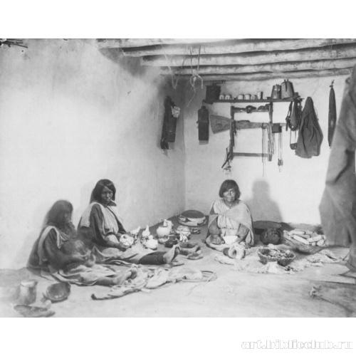 Жилая комната в доме индейца племени зуни
