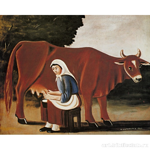 Женщина доит корову