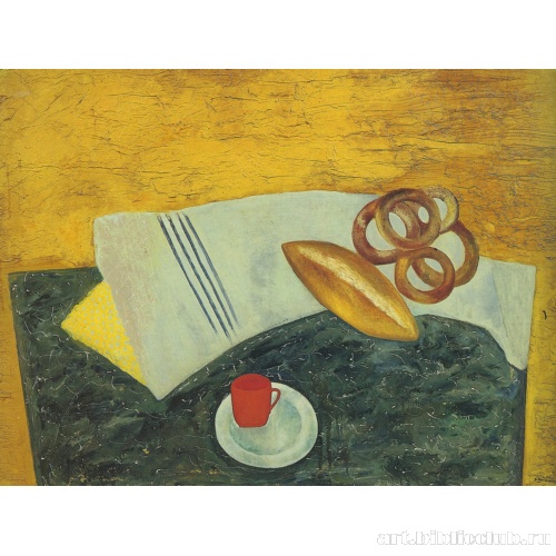 Красная чашка на мраморном столе