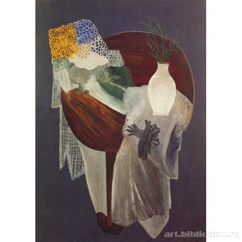 Стол с лампой и белой вазой