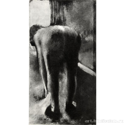 Женщина, вытирающая ноги у края ванны