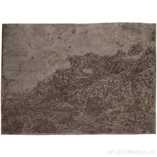 Горная долина с низко плывущими облаками