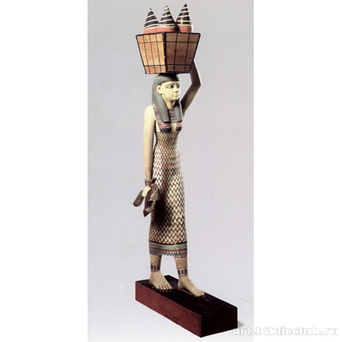 Статуя женщины с дарами