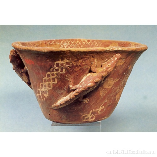 Сосуд с рельефным изображением крокодилов и геометрическим орнаментом