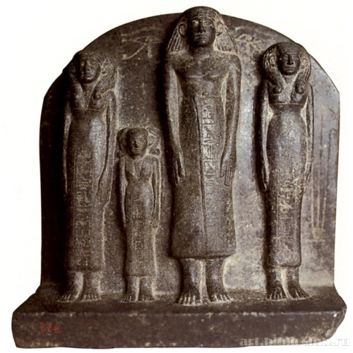 Групповая статуя Ух-хотепа с женами и дочерью