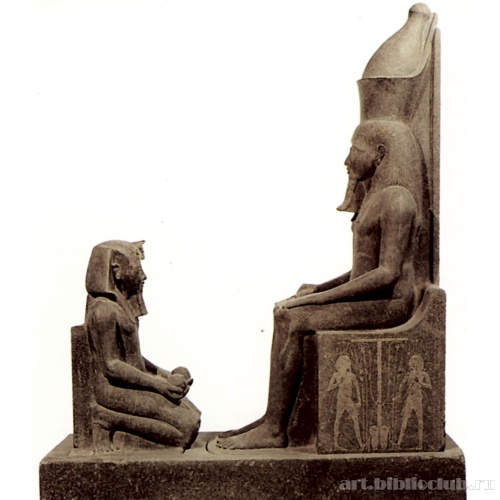 Парная статуя бога Атума с коленопреклоненным Хоремхебом