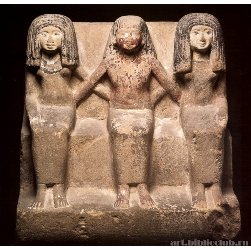 Групповая статуя мужчины с двумя женщинами