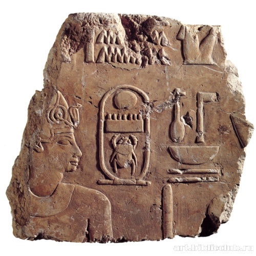 Рельеф с изображением статуи царя