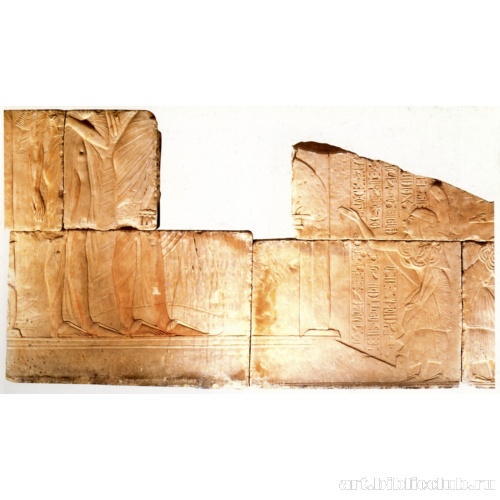 Гробница Хоремхеба: рельеф с изображением военачальника перед Тутанхамоном и Анхесенпаамон