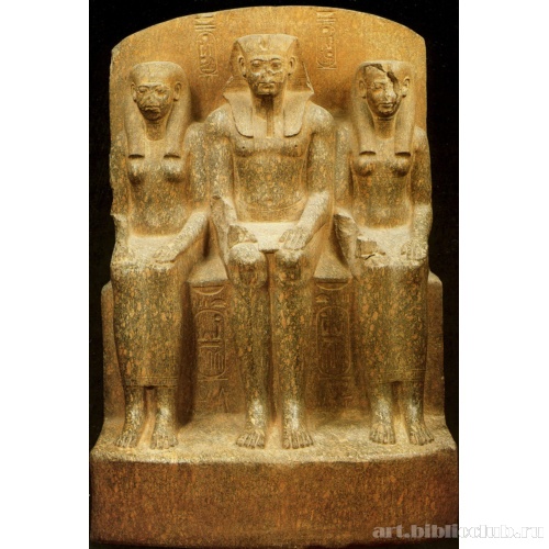 Групповая статуя Рамсеса II с двумя богинями
