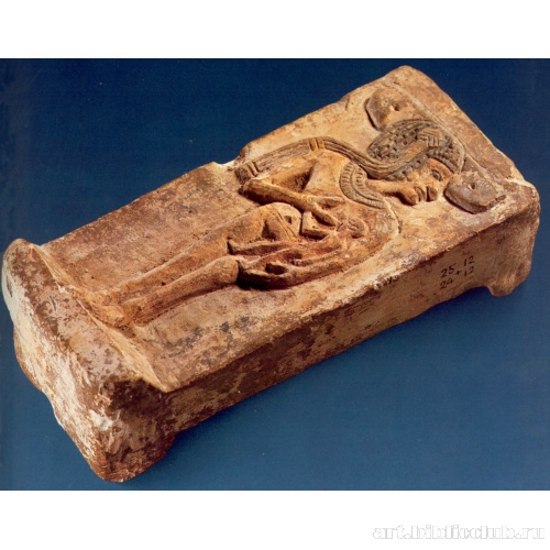 Модель кровати с рельефным изображением кормящей матери