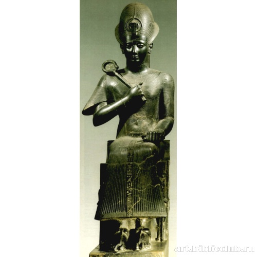 Статуя Рамсеса II на троне