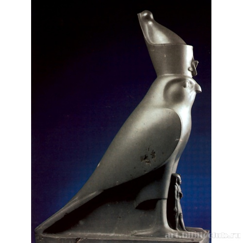 Статуя бога Хора с фигуркой Нектанеба II