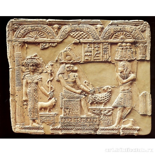 Рельеф с изображением царя, приносящего жертвы Амону и Хатхор