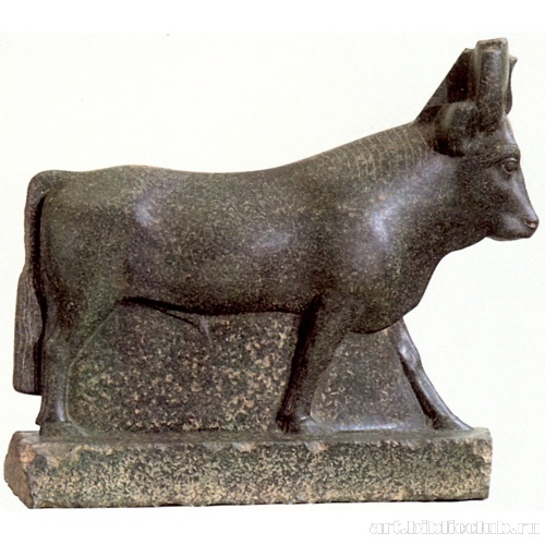 Статуя бога Аписа в образе быка