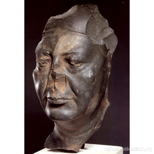 Голова от статуи немолодого мужчины