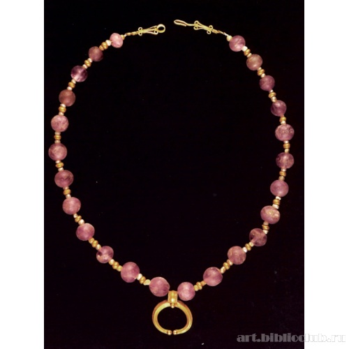 Бусы с подвеской «лунулой»