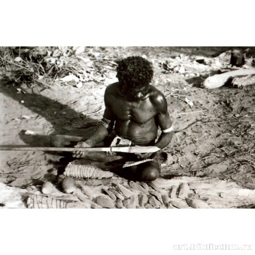 Изготовление копья с каменным наконечником, найденным при раскопках в Нгилипидьи