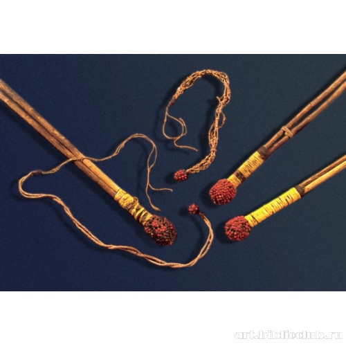 Палки для разжигания огня и нагрудные украшения