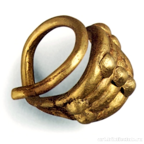 Височное кольцо четырехдольчатое с полусферическими шишечками. Клад А