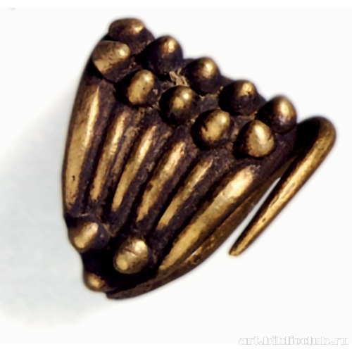 Височное кольцо шестидольчатое с коническими шишечками. Клад А