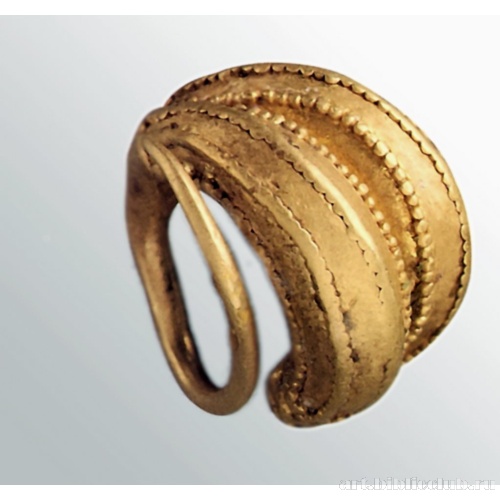 Серьга двудольчатая граненая, украшенная зернью по ребрам. Клад А