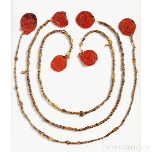 Низки бус и пронизи с подвеской. Клад А