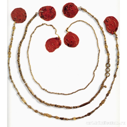 Низки бус мелких и пронизи с подвеской. Клад А