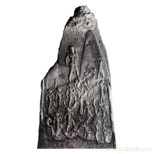 Стела Нарам-Суэна с изображениями победы царя над лулубеями, происходящая из Суз