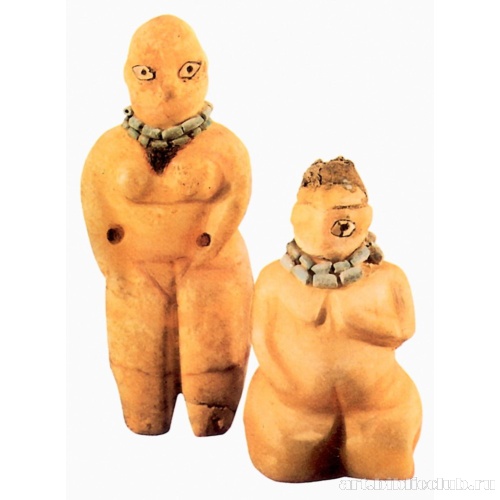 Женские фигурки, украшенные ожерельями из голубых бус из Телль ас-Саввана