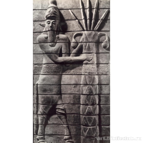 Божество в виде человека-быка с пальмой. Фрагмент рельефа из Суз