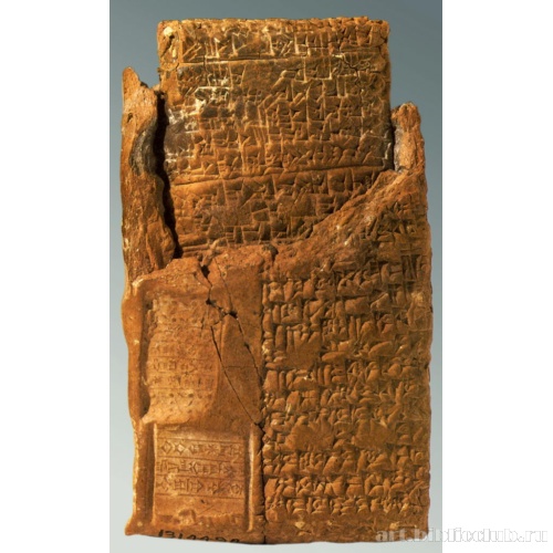 Перевернутая глиняная табличка вставленная в глиняный конверт