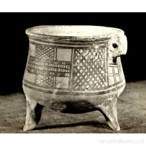Ваза на трех ножках из Лирустана, так называемый трипод