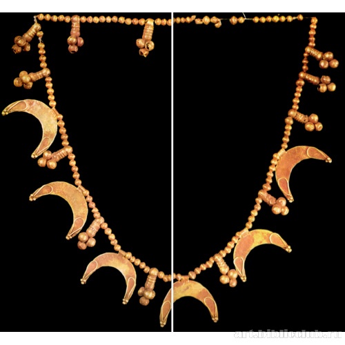 Ожерелье из круглых бус, привесок с гроздьями зерни и шестью лунницами