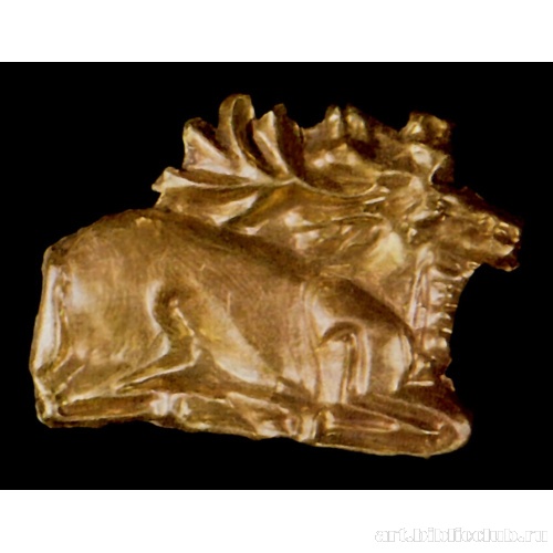 Бляшка в виде фигуры лежащего оленя с ветвистыми рогами