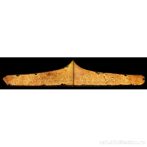 Диадема в виде ленты с закругляющимися концами и конусовидным возвышением в центре