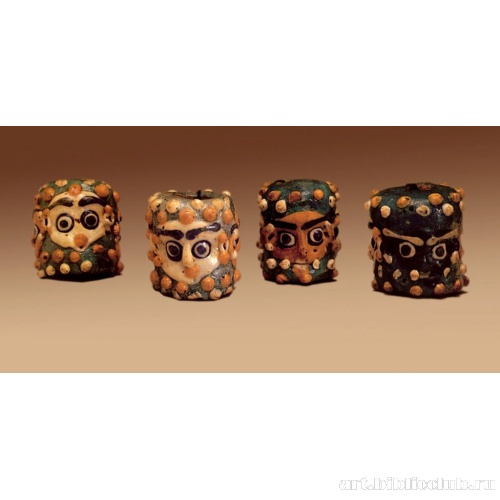 Бусы крупные цилиндрические, украшенные тремя масками в виде носатых пучеглазых лиц