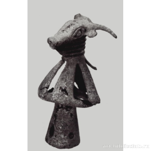 Навершие в виде конического бубенца с треугольными прорезями, увенчанного головой быка