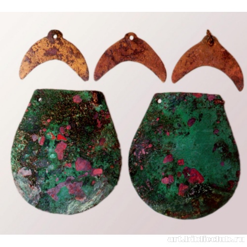 Лунницы и бляхи от шейного убора коня из кургана Козел