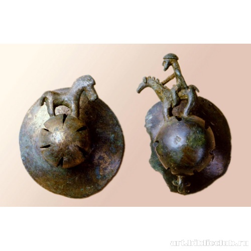 Бляхи умбоновидные с бубенцом и фигурами всадника и коня из Казбекского клада