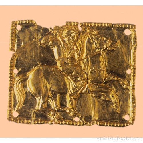 Бляшка нашивная прямоугольная с изображением конного скифа в профиль вправо