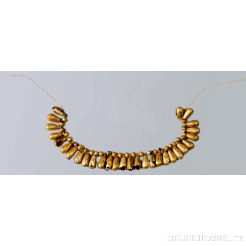 Ожерелье из тридцати пяти полых круглых бусин и тридцати трех овальных подвесок