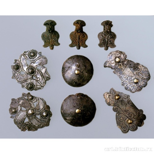 Налобники, нащечники, бляхи, выполненные в зверином стиле. Детали конской узды