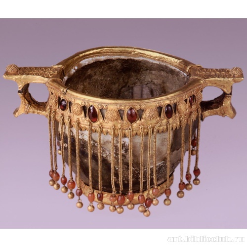 Стеклянный кубок в золотой оправе