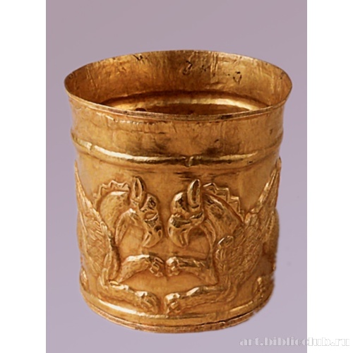 Золотая цилиндрическая оправа с рельефным изображением четырех грифонов