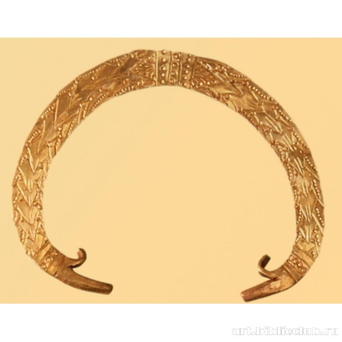 Золотая плоская скоба или ручка с чеканным растительным орнаментом