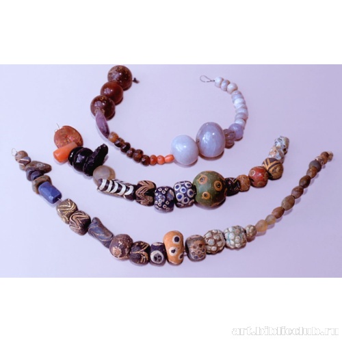 Три ожерелья из бус